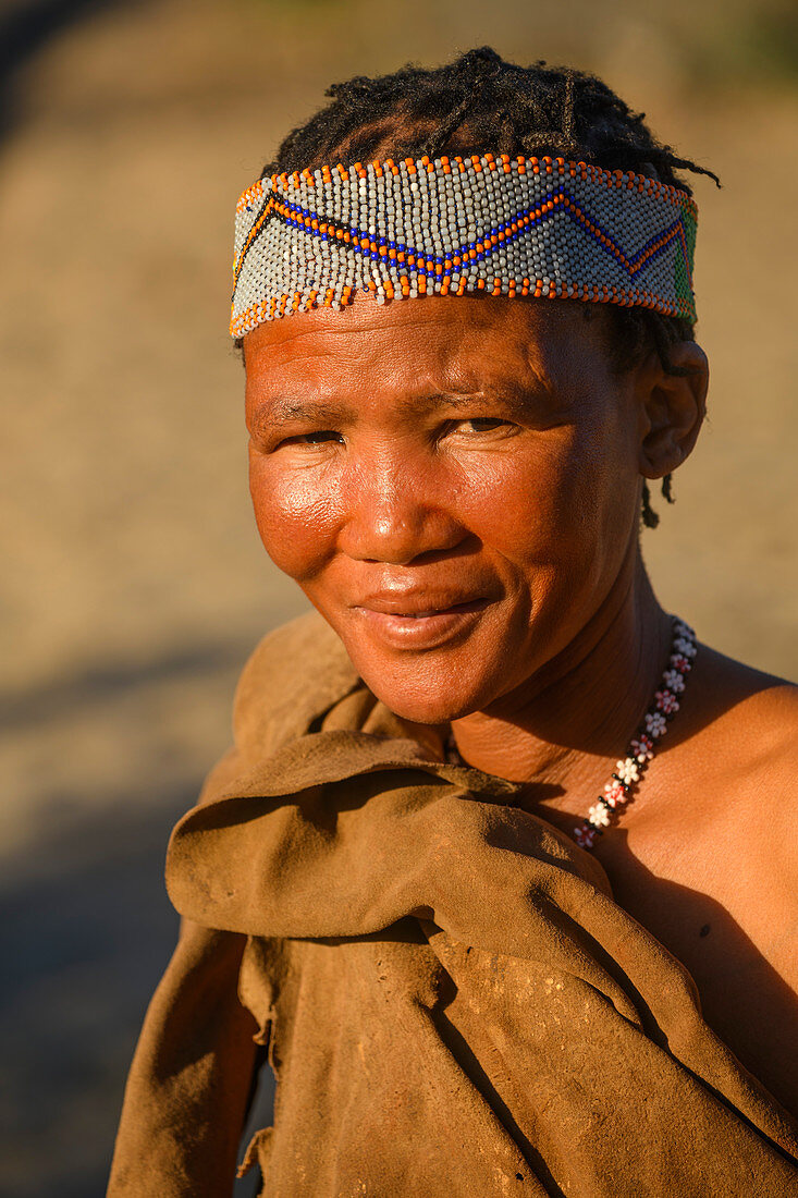 San Bushmen Stammesfrau, Kalahari, Botswana, Afrika