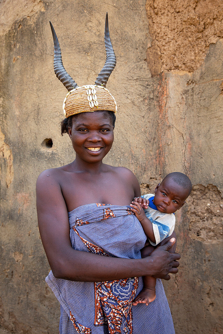 Batammariba Mutter in einem Koutammakou Dorf in Nordtogo, Westafrika, Afrika