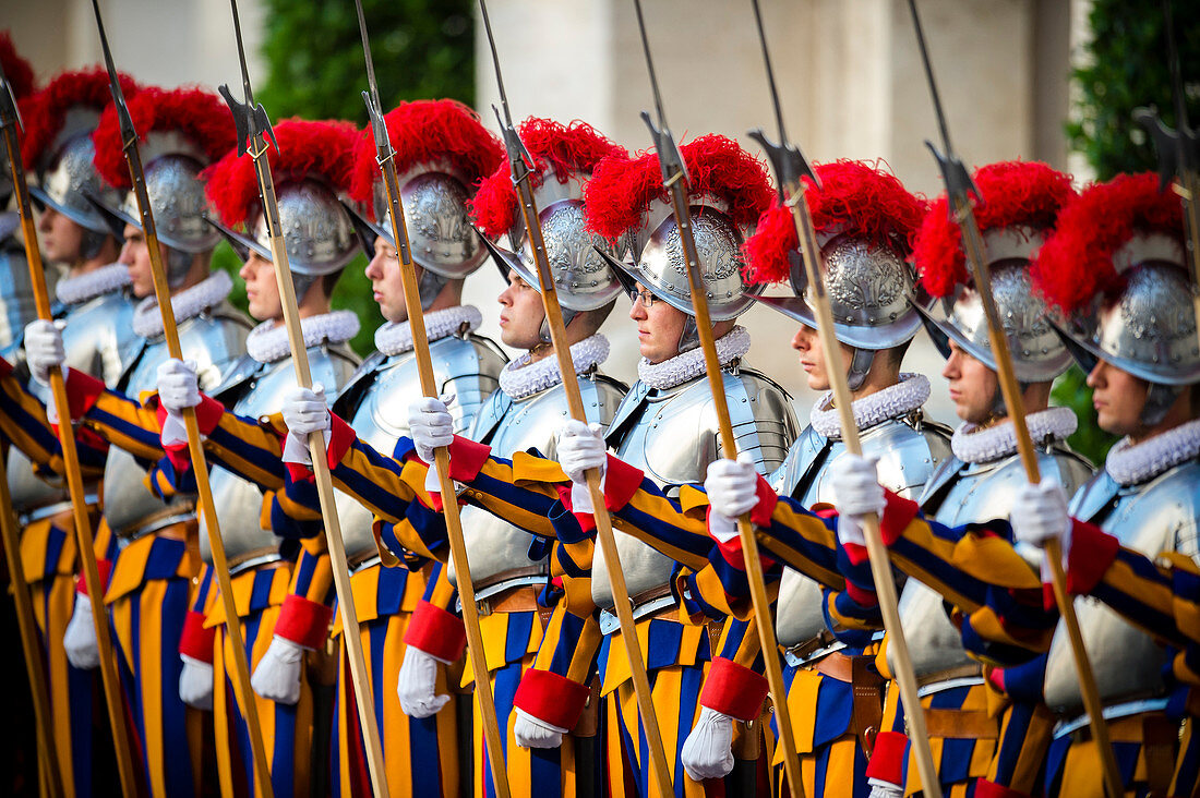 Jährliche Vereidigungszeremonie für die neuen päpstlichen Schweizer Gardisten, Vatikanstadt, Rom, Latium, Italien, Europa