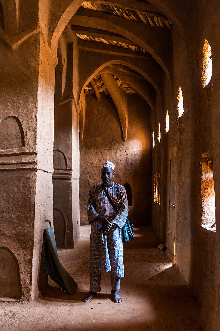 Imam, der in einer schönen Hausa-Architekturarchitektur-Moschee in Yaama, Niger, Westafrika, Afrika betet