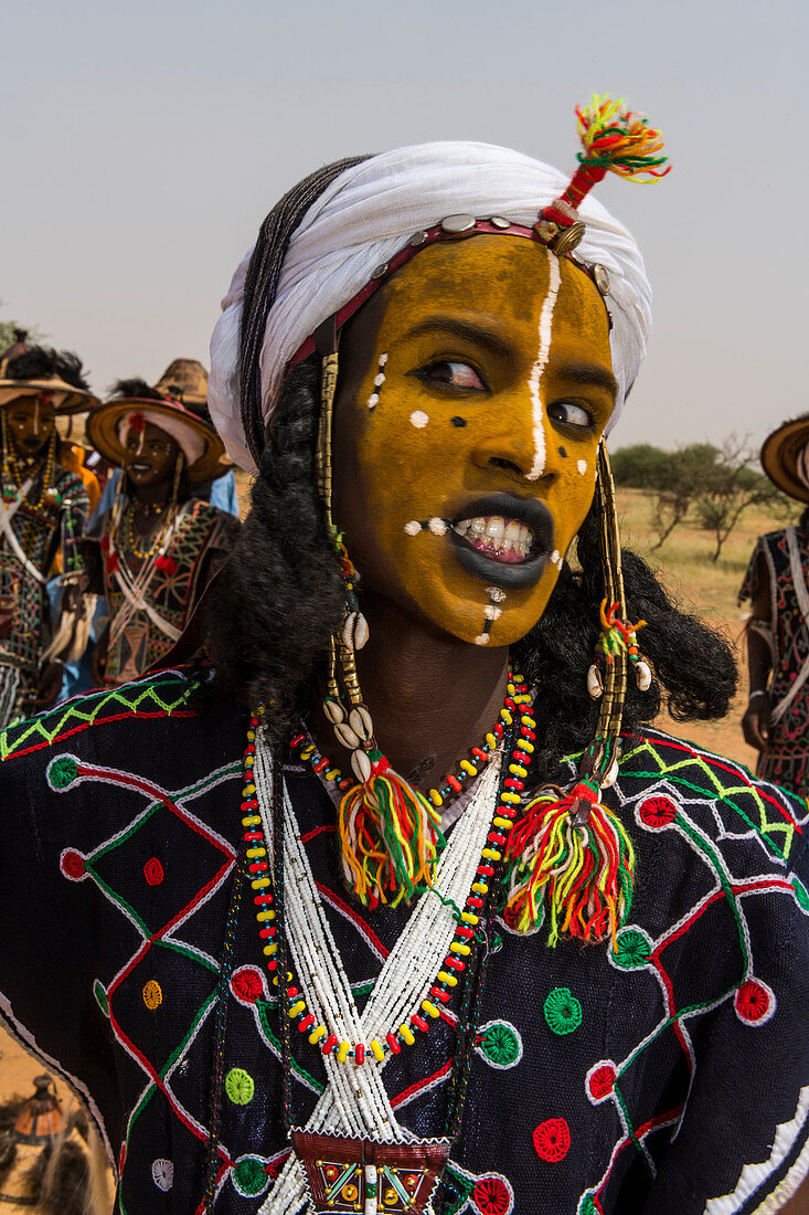 Wodaabe-Bororo-Mann mit gemaltem Gesicht beim jährlichen Gerewol-Festival, Balzwettbewerb unter den Wodaabe-Fula-Leuten, Niger, Westafrika, Afrika