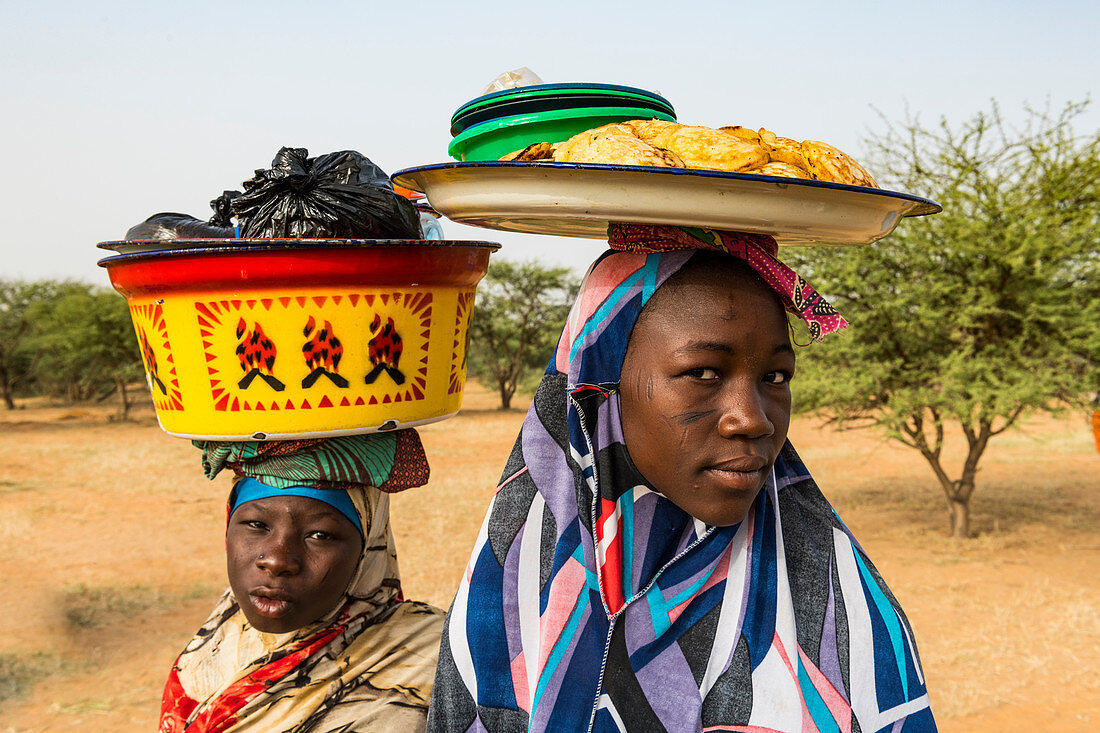 Junge Mädchen, die Lebensmittel verkaufen, Gerewol Festival, Balzwettbewerb unter den Wodaabe Fula, Niger, Westafrika, Afrika