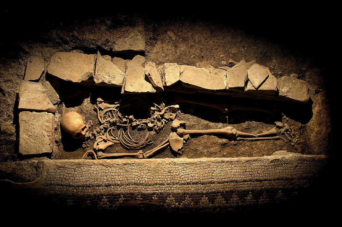 Frühmittelalterliche Bestattungen im spätantiken Baugebiet zwischen dem 6. und 7. Jahrhundert v. Chr., Domus des Chirurgen (Domus del Chirurgo), Rimini, Emilia Romagna, Italien, Europa