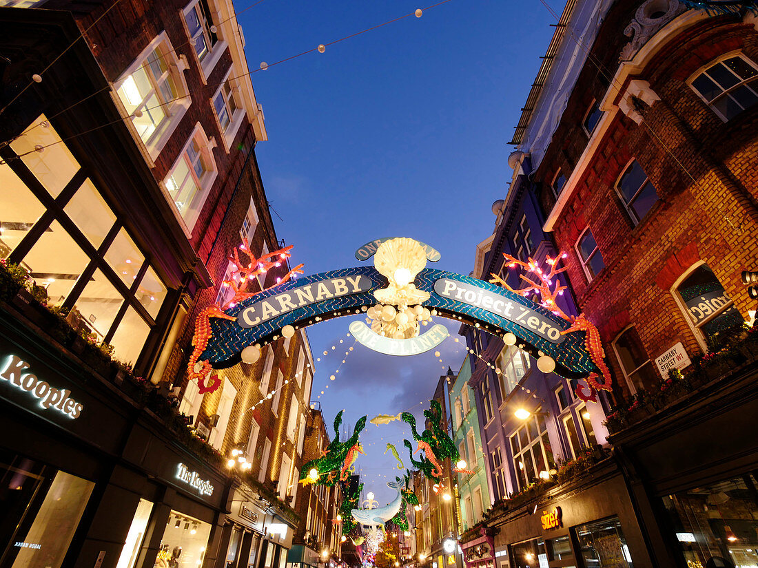 Weihnachtsbeleuchtung, Carnaby Street in der Abenddämmerung, London, England, Großbritannien, Europa