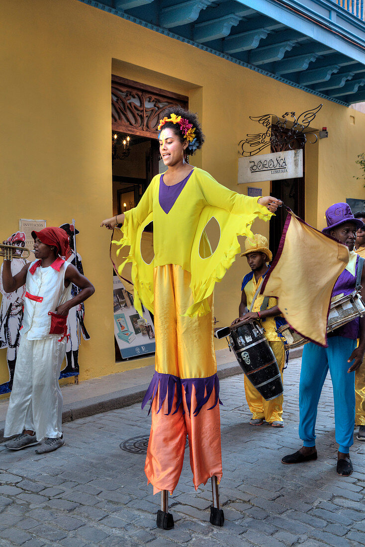 Stelztänzer, Altstadt, UNESCO-Weltkulturerbe, Havanna, Kuba, Westindische Inseln, Karibik, Mittelamerika