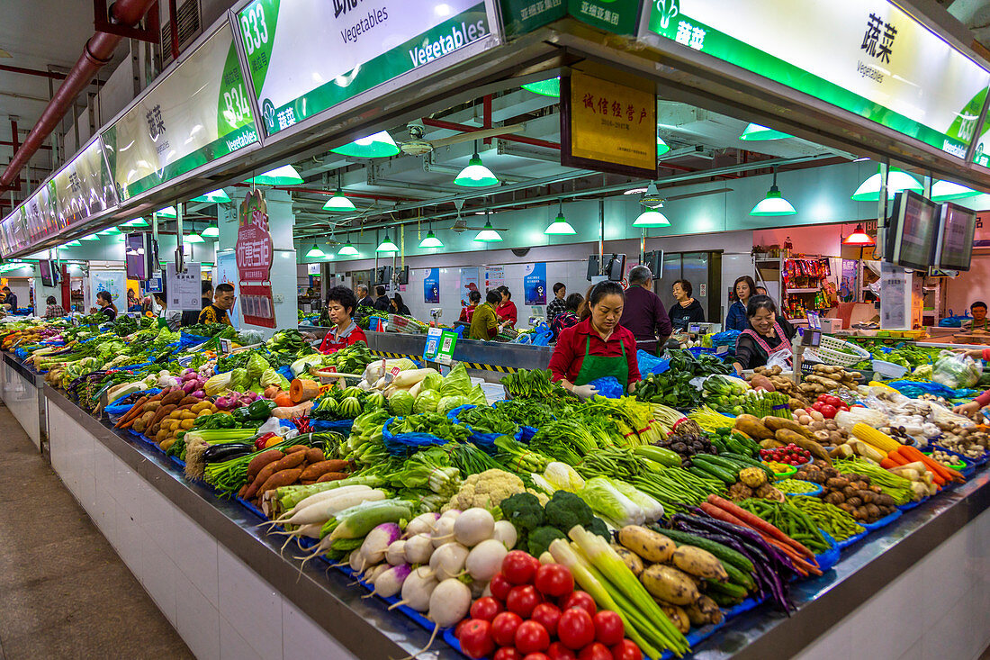 Ansicht des Gemüsestandes im geschäftigen Markt, Huangpu, Shanghai, China, Asien