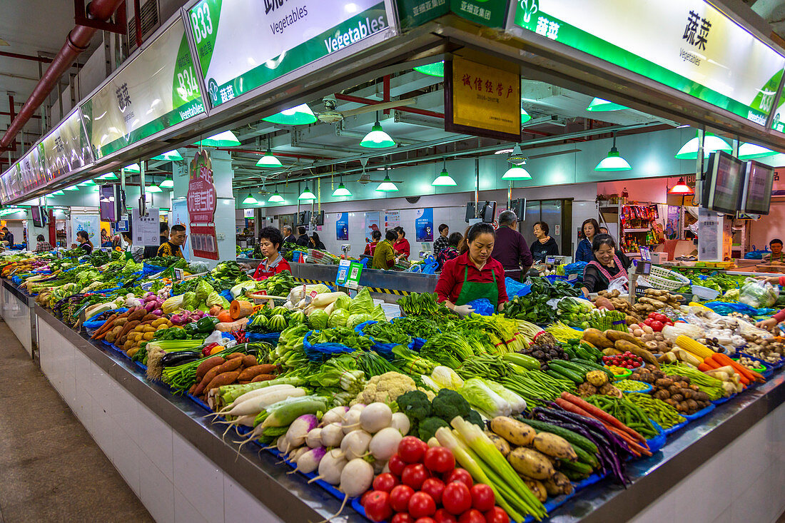 View of vegetable stall in busy market, Huangpu, Shanghai, China, Asia