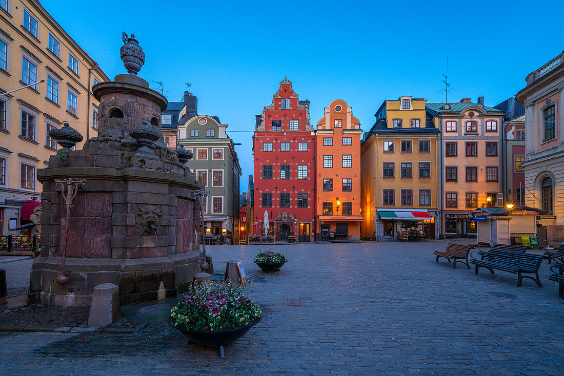 Dämmerung über den bunten Fassaden von Stadthäusern im mittelalterlichen Stortorget-Platz, Gamla Stan, Stockholm, Schweden, Skandinavien, Europa