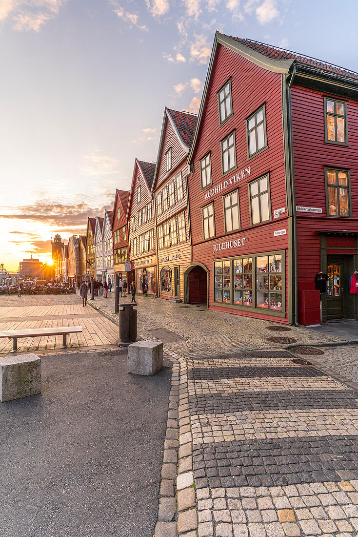 Sonnenuntergang über Kopfsteinpflasterstraße und alten Gebäuden in Bryggen, UNESCO-Weltkulturerbe, Bergen, Hordaland County, Norwegen, Skandinavien, Europa