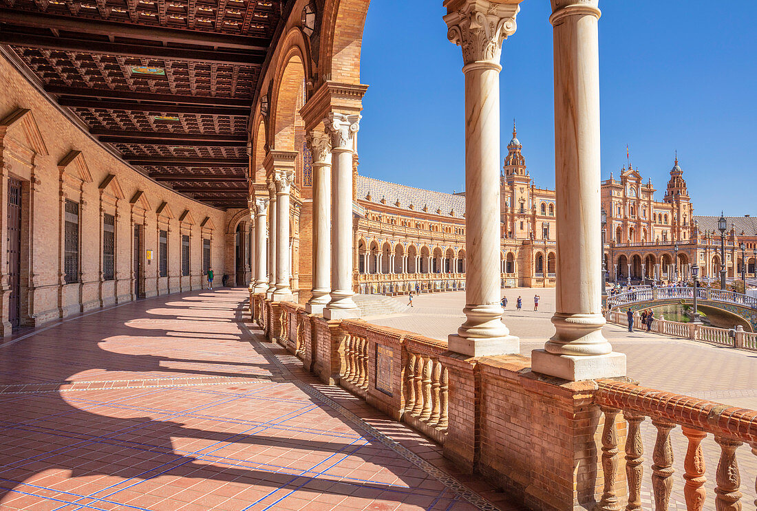 Unter den Bögen der halbkreisförmigen Plaza de Espana, Maria Luisa Park, Sevilla, Andalusien, Spanien, Europa