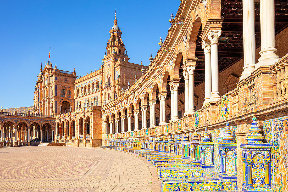 Keramikfliesen in den Nischen und Bögen der Plaza de Espana, Maria Luisa Park, Sevilla, Andalusien, Spanien, Europa