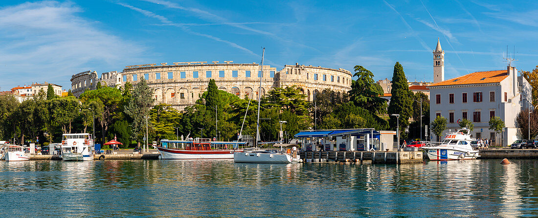 Blick auf Pula Marina und Roman Arena (Amphitheater), Pula, Istrien, Kroatien, Adria, Europa