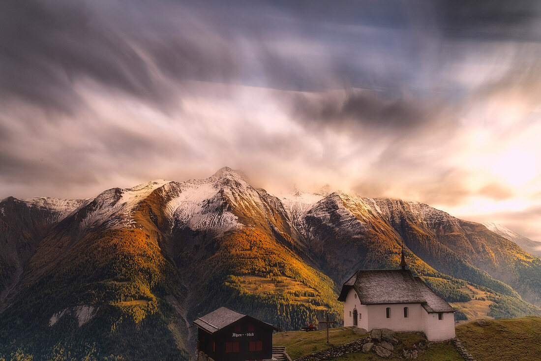 Märchenlandschaft während des Herbstsonnenuntergangs über Bettmeralp, Kanton Wallis, Schweizer Alpen, Schweiz, Europa