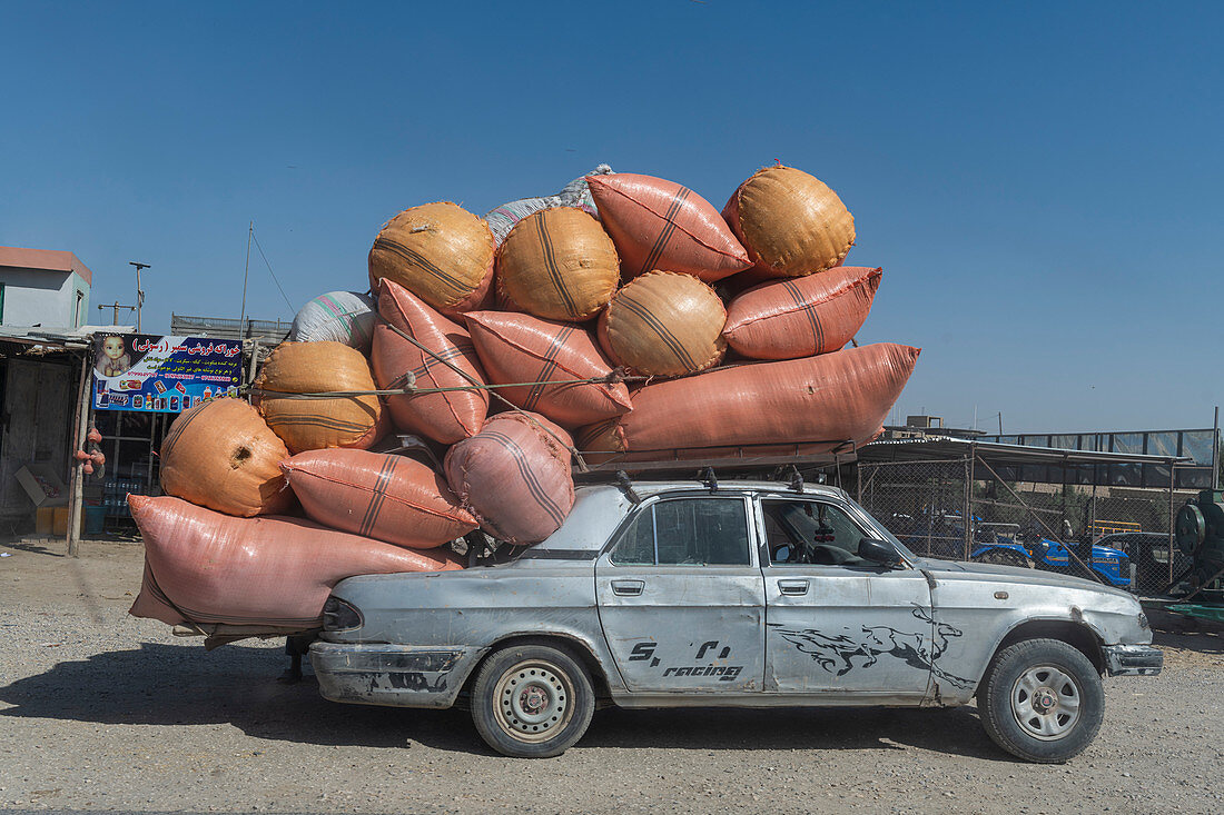 Geladenes russisches Auto, Mazar-E-Sharif, Afghanistan, Asien