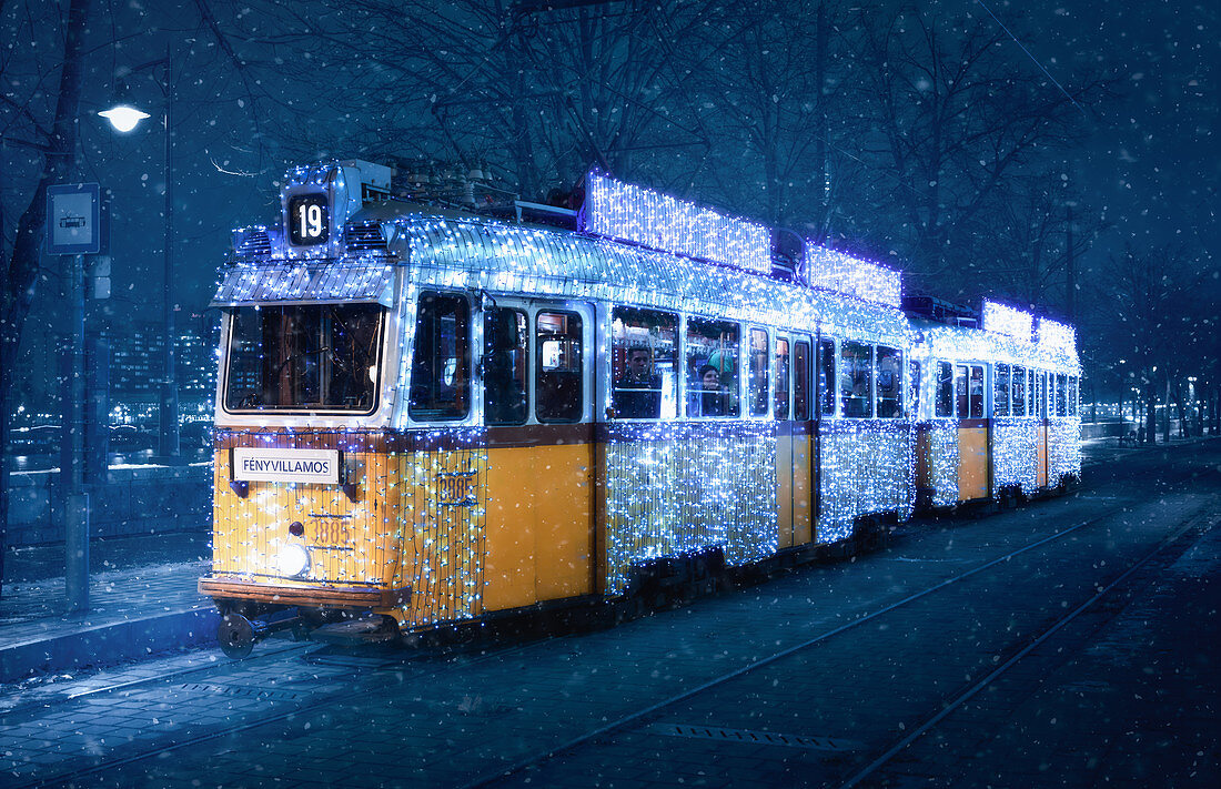Budapests Weihnachtsstraßenbahn in einem Schneesturm, Budapest, Ungarn, Europa
