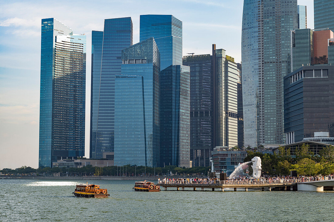 Touristenboote mit der Merlion-Statue und der Skyline von Marina Bay, Singapur, Südostasien, Asien