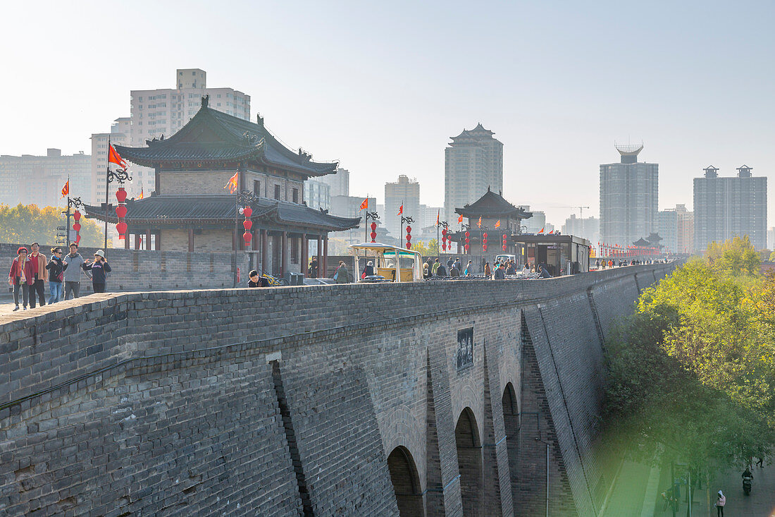 Ansicht der verzierten Stadtmauer von Xi'an, Provinz Shaanxi, Volksrepublik China, Asien