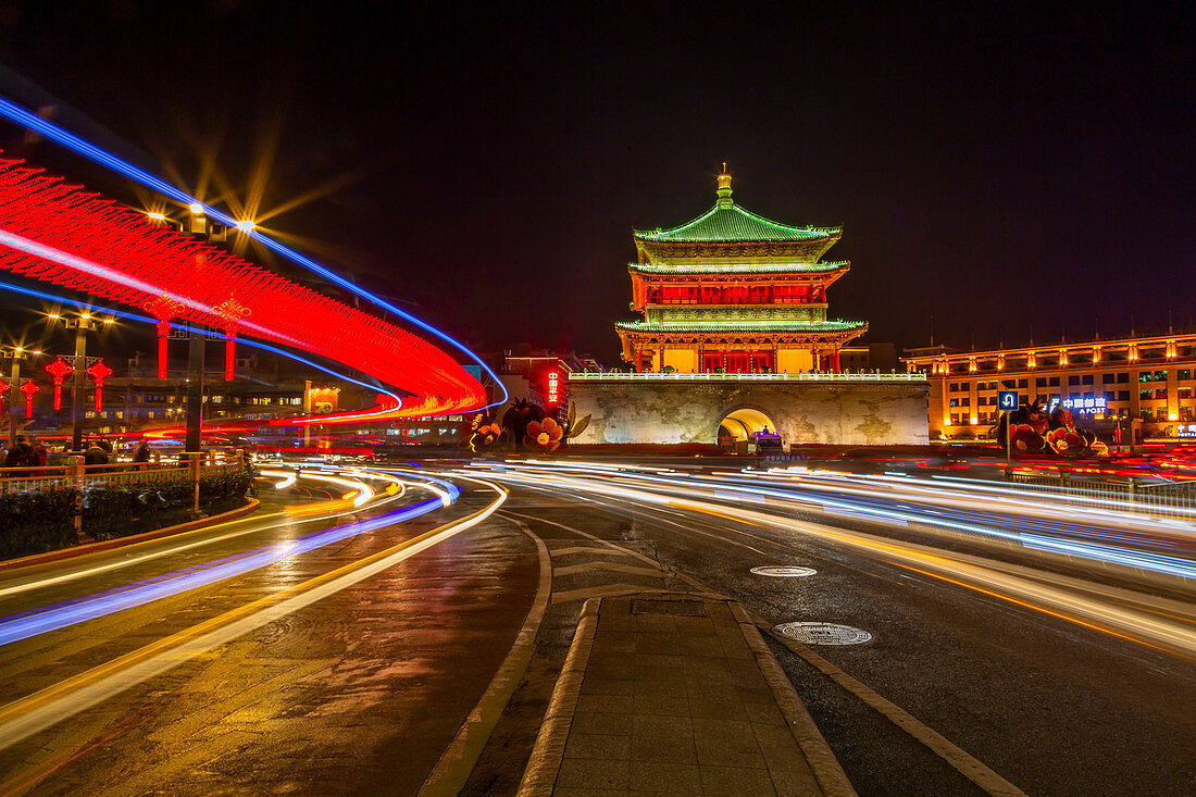 Ansicht des berühmten Glockenturms im Stadtzentrum von Xi'an bei Nacht, Xi'an, Provinz Shaanxi, Volksrepublik China, Asien