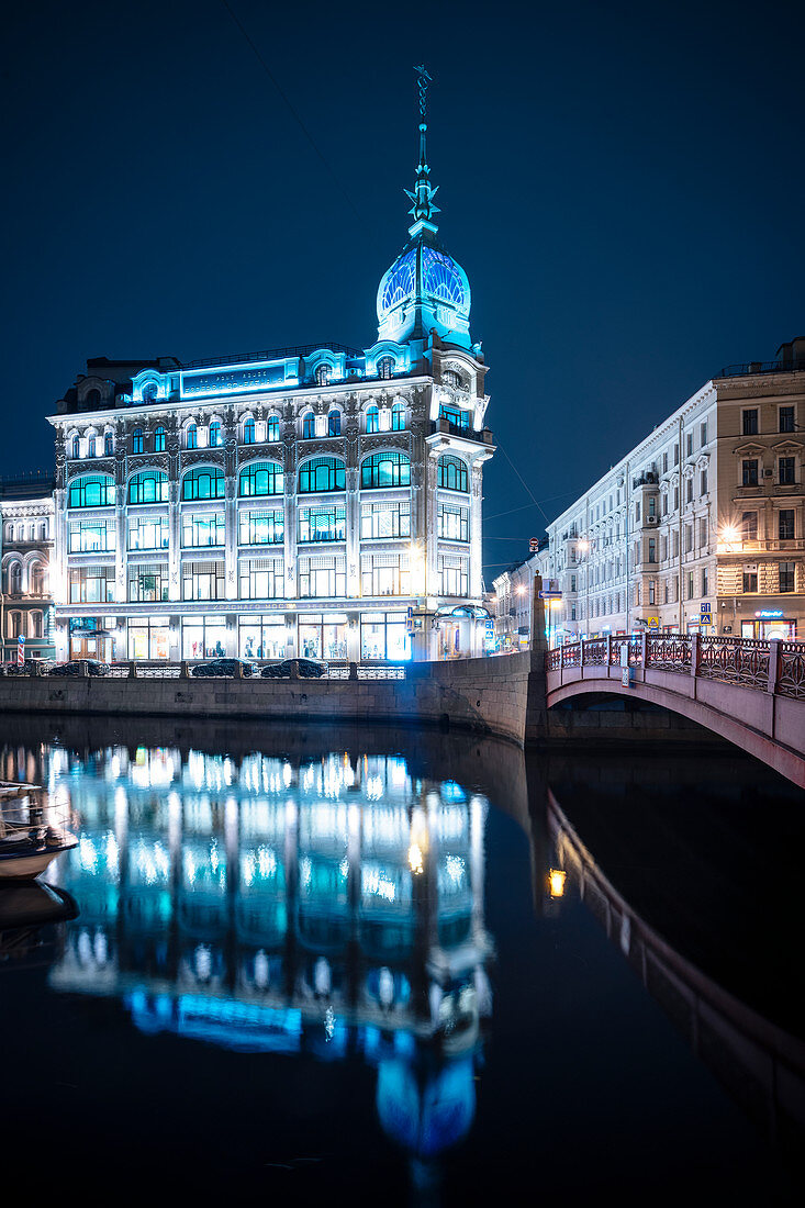 Kaufhaus Au Pont Rouge bei Nacht, St. Petersburg, Oblast Leningrad, Russland, Europa