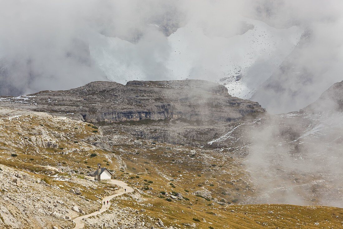 Bergweg und kleine Kapelle, Naturpark Dolomiti di Sesto