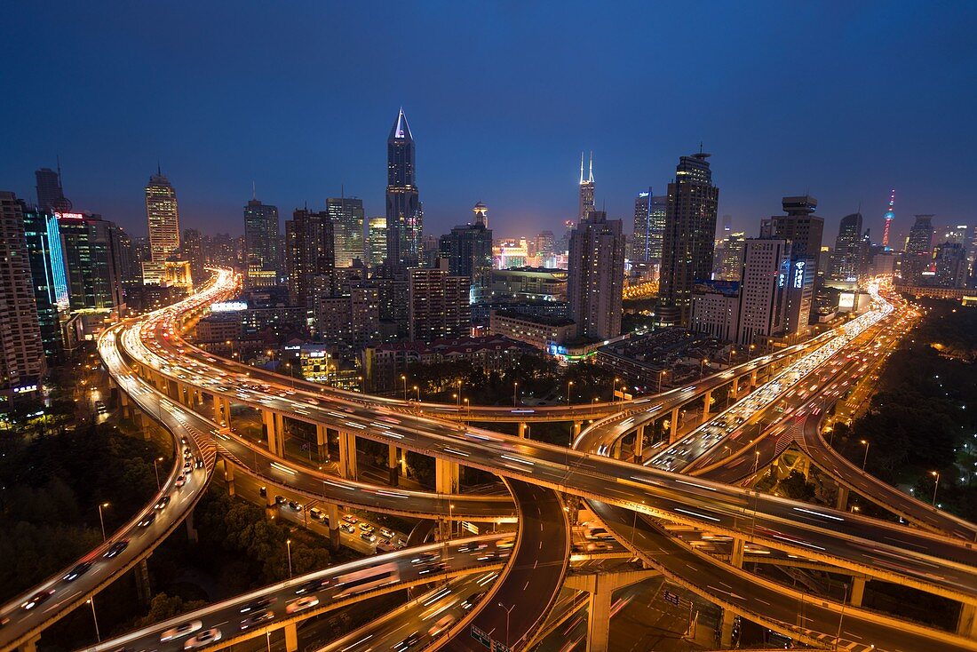 Erhöhte Straßenkreuzung und Skyline von Shanghai, China in der Dämmerung