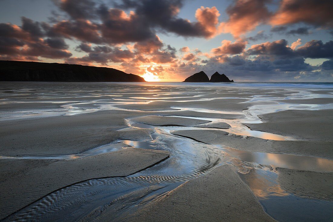 Der Strand in Holywell Bay an der Nordküste von Cornwall wurde Ende Februar kurz vor Sonnenuntergang eingefangen.