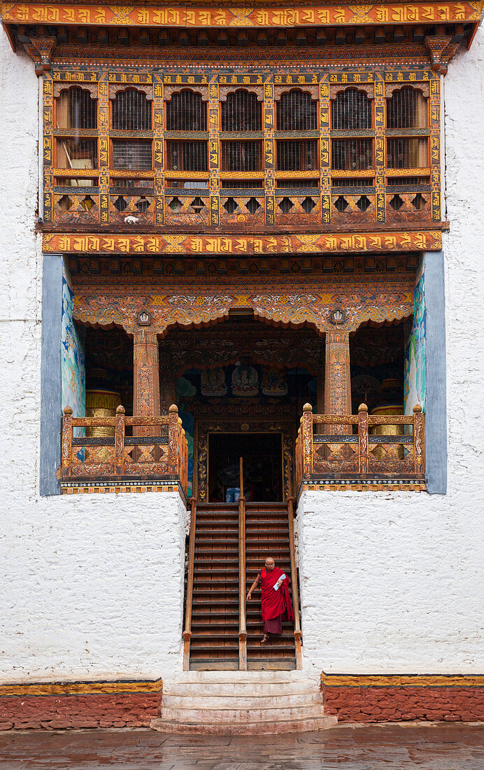 Ein bhuddistischer Mönch im Punaka-Tempel in Bhutan, Asien