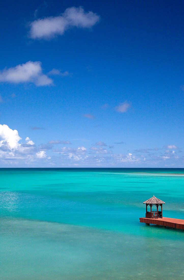 Ein Pier mit Pavillon aus der Luft in hellem, türkisfarbenem Wasser, Antigua, karibisches Meer, Karibik
