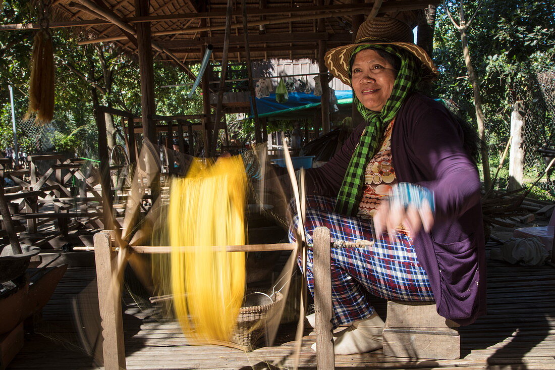 Frau webt Seide auf Webstuhl in einer Seidenfabrik, Insel Oknha Tey, Fluss Mekong, nahe Phnom Penh, Kambodscha, Asien