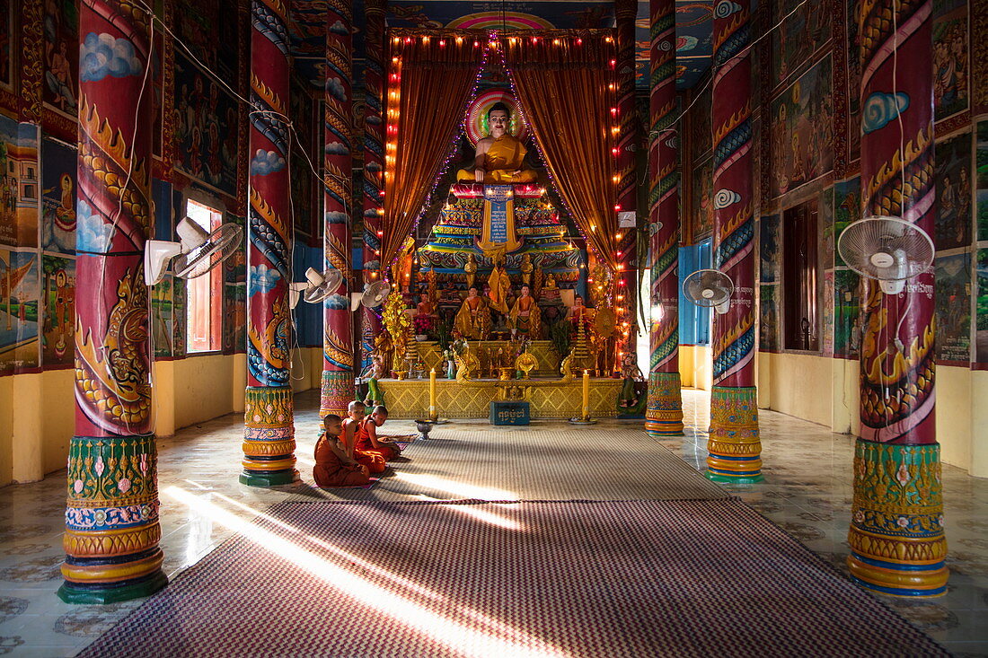 Junge buddhistische Mönche sitzen vor dem Schrein im Tempel, Preah Prosop, Fluss Mekong, Kandal, Kambodscha, Asien