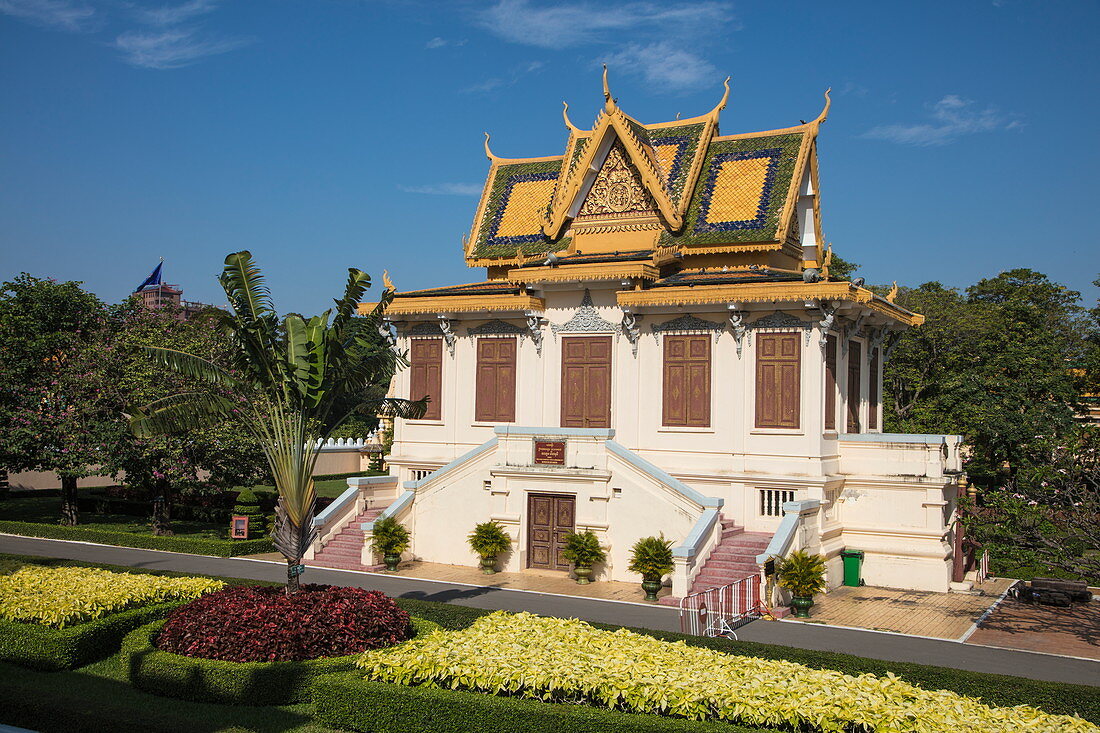 Parklandschaft innerhalb des Königspalast Komplex, Phnom Penh, Kambodscha, Asien