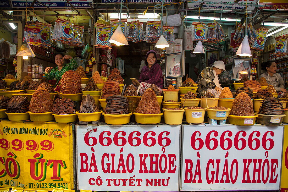 Frauen verkaufen Fischprodukte auf dem Chau Doc Markt, Chau Doc, An Giang, Vietnam, Asien