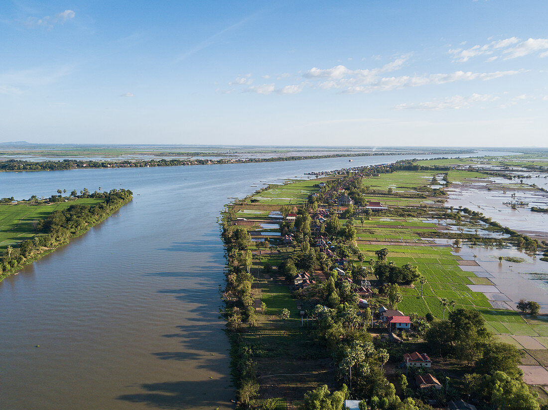 Luftaufnahme von Fluss Tonle Sap, Dorf und Reisfeldern, Kampong Prasat, Kampong Chhnang, Kambodscha, Asien