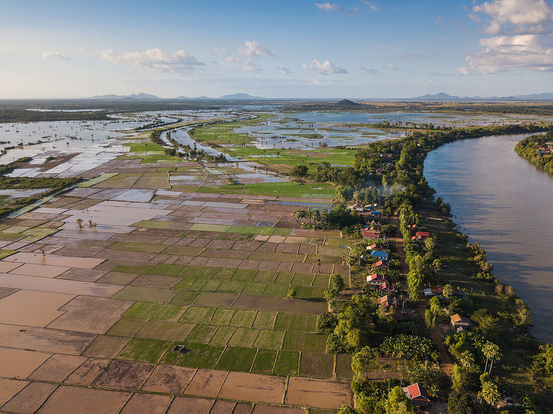 Luftaufnahme von Fluss Tonle Sap, Dorf und Reisfeldern, Kampong Prasat, Kampong Chhnang, Kambodscha, Asien