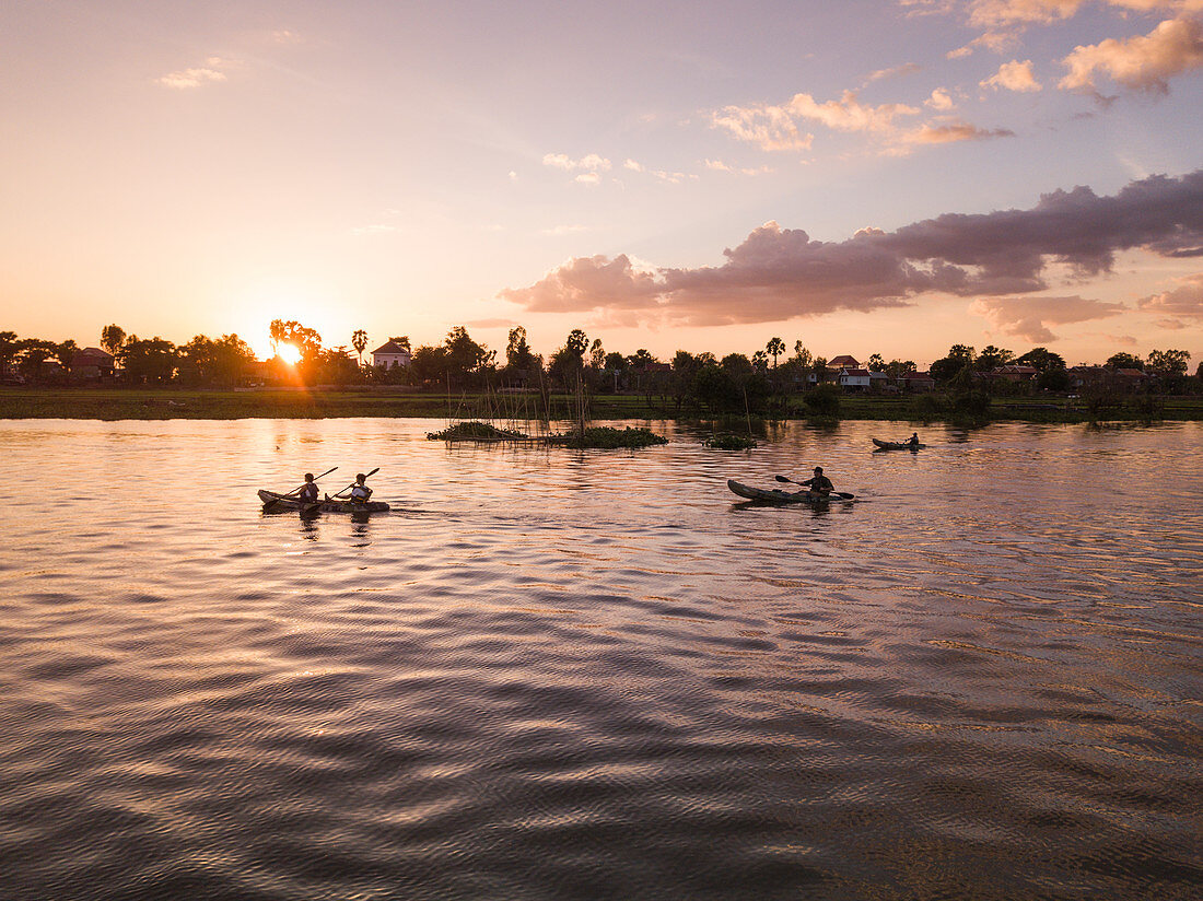 Luftaufnahme Kajak Ausflug für Gäste von Flusskreuzfahrtschiff auf Fluss Tonle Sap bei Sonnenuntergang, Kampong Prasat, Kampong Chhnang, Kambodscha, Asien