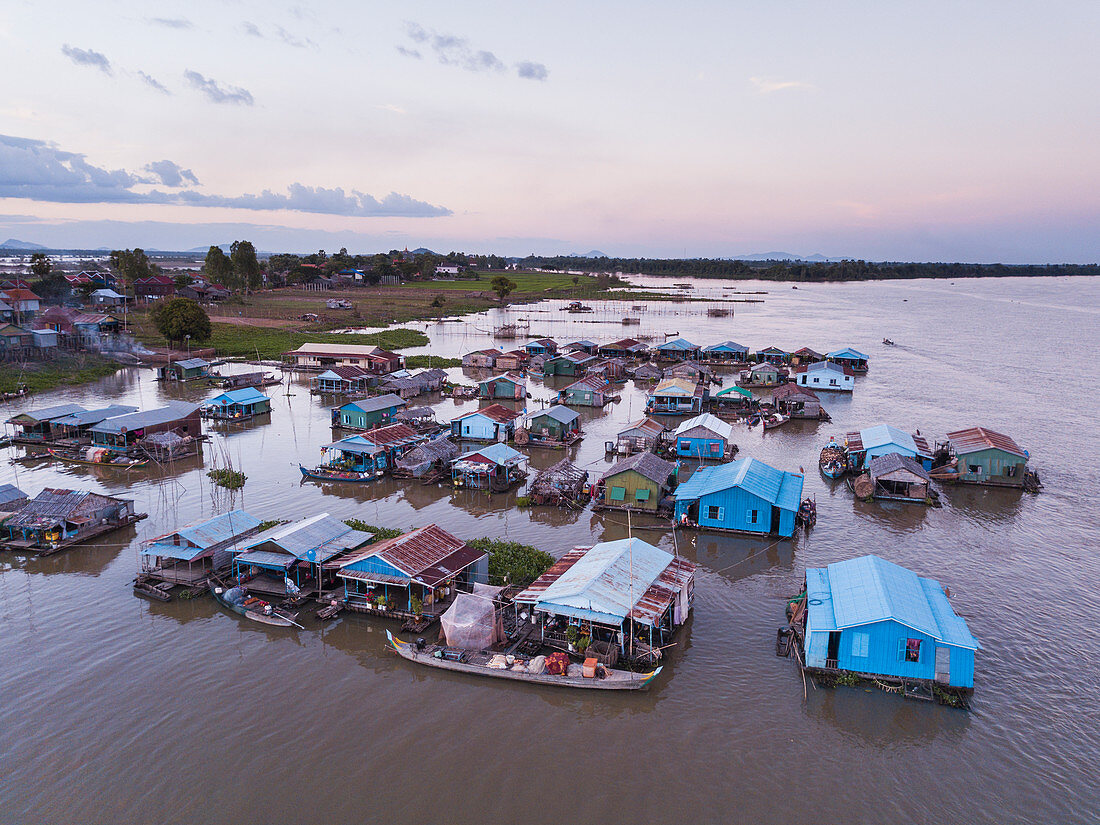 Luftaufnahme Schwimmendes Dorf Kampong Prasat am Fluss Tonle Sap in der Abenddämmerung, Kampong Prasat, Kampong Chhnang, Kambodscha, Asien