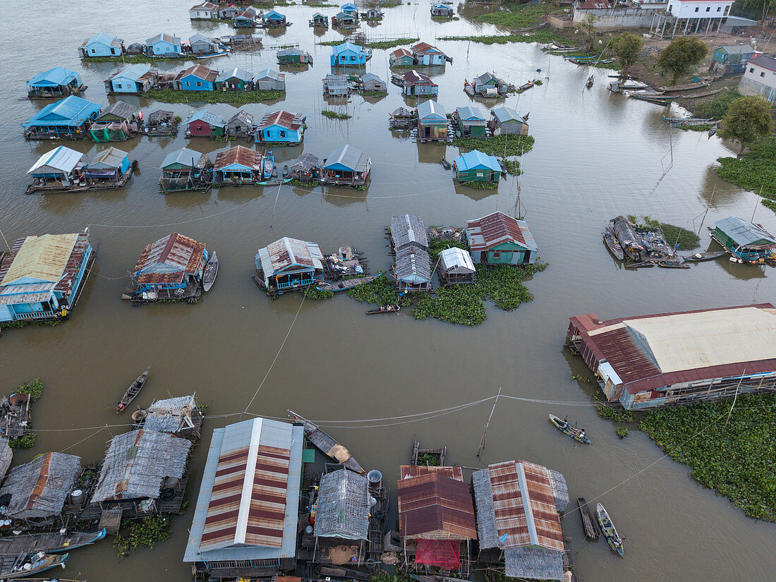 Luftaufnahme Schwimmendes Dorf Kampong Prasat am Fluss Tonle Sap in der Abenddämmerung, Kampong Prasat, Kampong Chhnang, Kambodscha, Asien