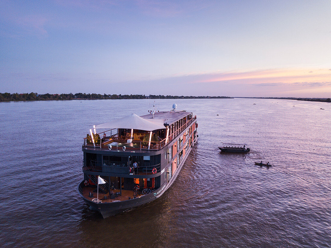 Luftaufnahme von Skiff Beiboot und Kajak von Flusskreuzfahrtschiff Aqua Mekong auf Fluss Tonle Sap in der Abenddämmerung, Kampong Prasat, Kampong Chhnang, Kambodscha, Asien
