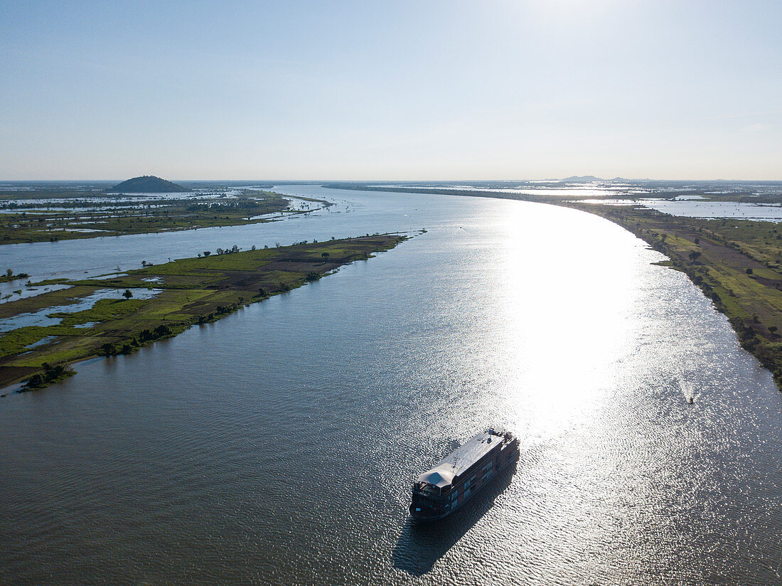 Luftaufnahme von Flusskreuzfahrtschiff Aqua Mekong auf Fluss Tonle Sap, nahe Kampong Chhnang, Kampong Chhnang, Kambodscha, Asien