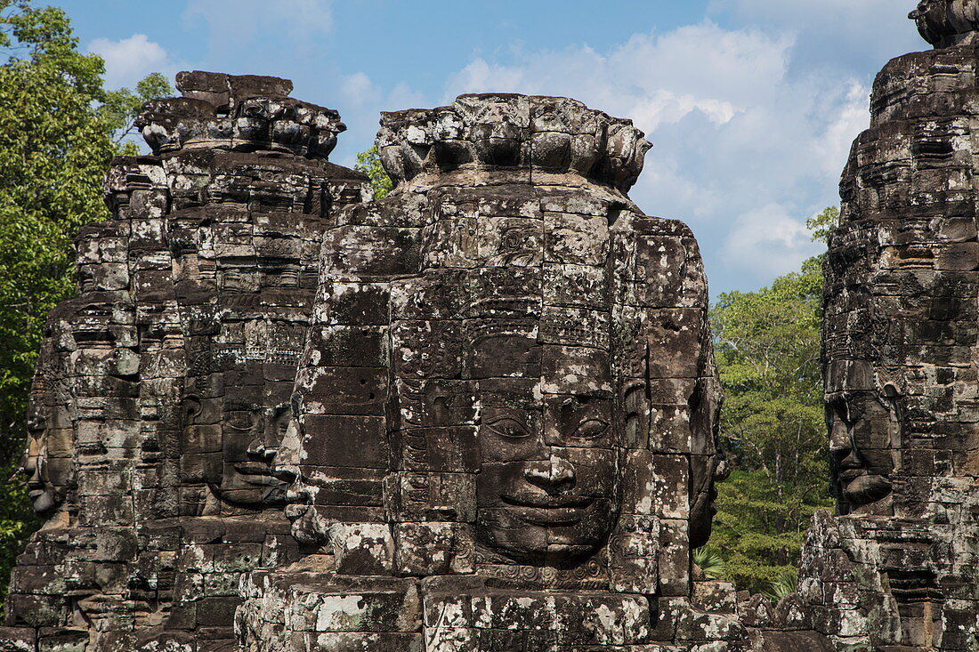 Riesige Gesichter in Stein gemeißelt am Bayon Tempel, Angkor Wat, nahe Siem Reap, Siem Reap Province, Kambodscha, Asien