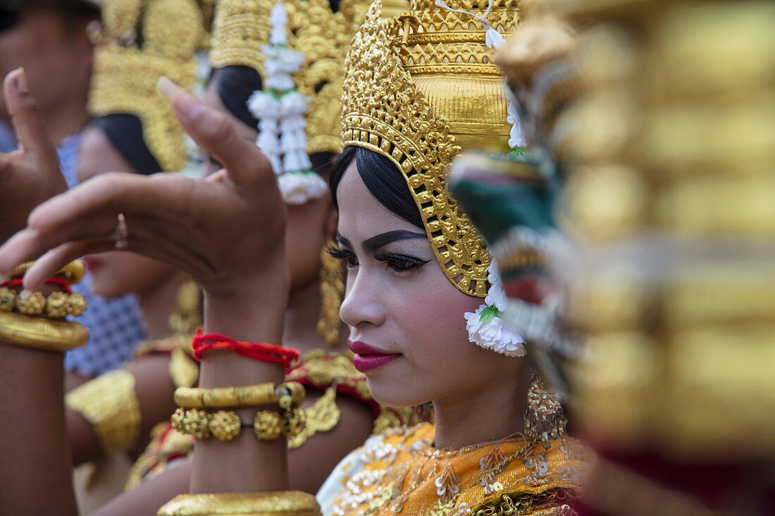 Traditional Cambodian dance performance at the Angkor Wat temple, Angkor Wat, near Siem Reap, Siem Reap Province, Cambodia, Asia