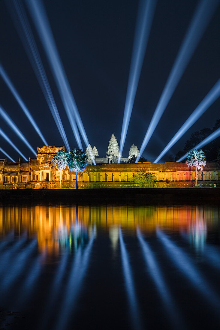 Spektakuläre Lichtshow am beleuchteten Angkor Wat Tempel mit Spiegelung im Wassergraben bei Nacht, Angkor Wat, nahe Siem Reap, Siem Reap Province, Kambodscha, Asien