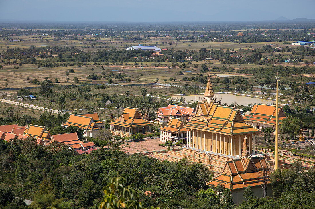 Blick auf den Prasat Nokor Vimean Sour Tempel von Stupa auf Berg Phnom Oudong aus gesehen, Oudong (Udong), Kampong Speu, Kambodscha, Asien