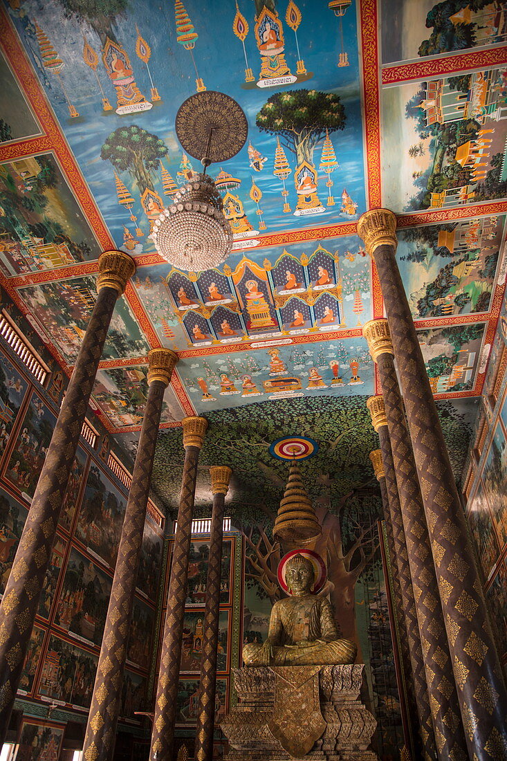 Wunderschöne bemalte Decke und Buddha-Statue im Prasat Nokor Vimean Sour Tempel, Oudong (Udong), Kampong Speu, Kambodscha, Asien