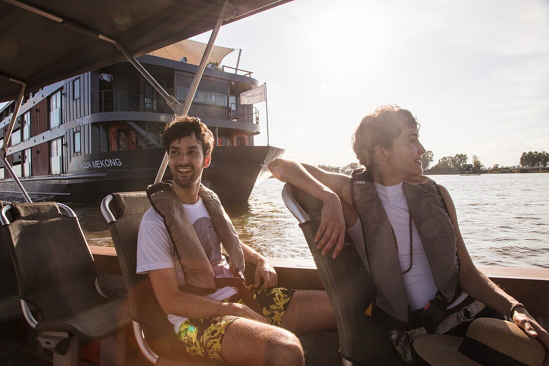 Junges Paar genießt Fahrt auf Skiff Beiboot von Flusskreuzfahrtschiff auf dem Fluss Tonle Sap, Kampong Prasat, Kampong Chhnang, Kambodscha, Asien