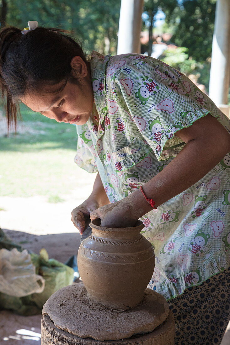 Frau fertigt Keramik-Vase in einem Töpferdorf, Andong Russei, Kampong Chhnang, Kambodscha, Asien