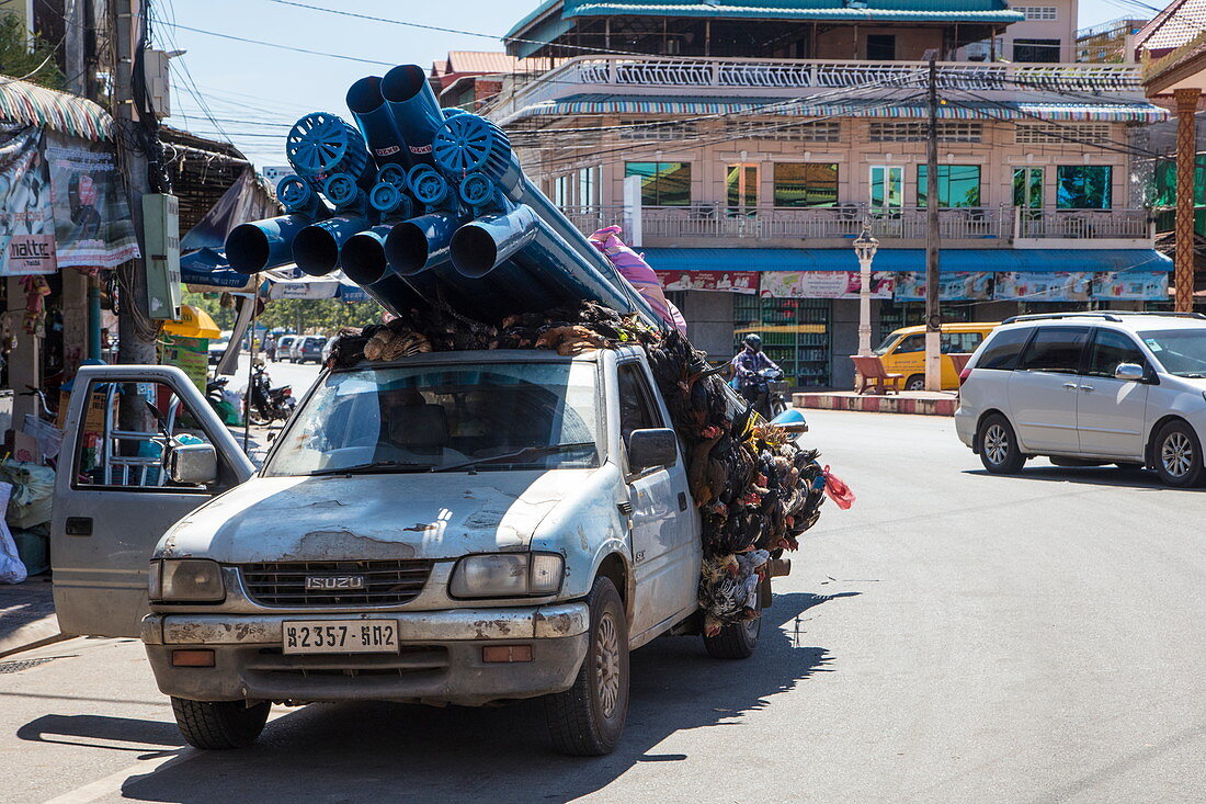 Rohre und Hühner werden auf einem Pickup transportiert, Kampong Chhnang, Kampong Chhnang, Kambodscha, Asien