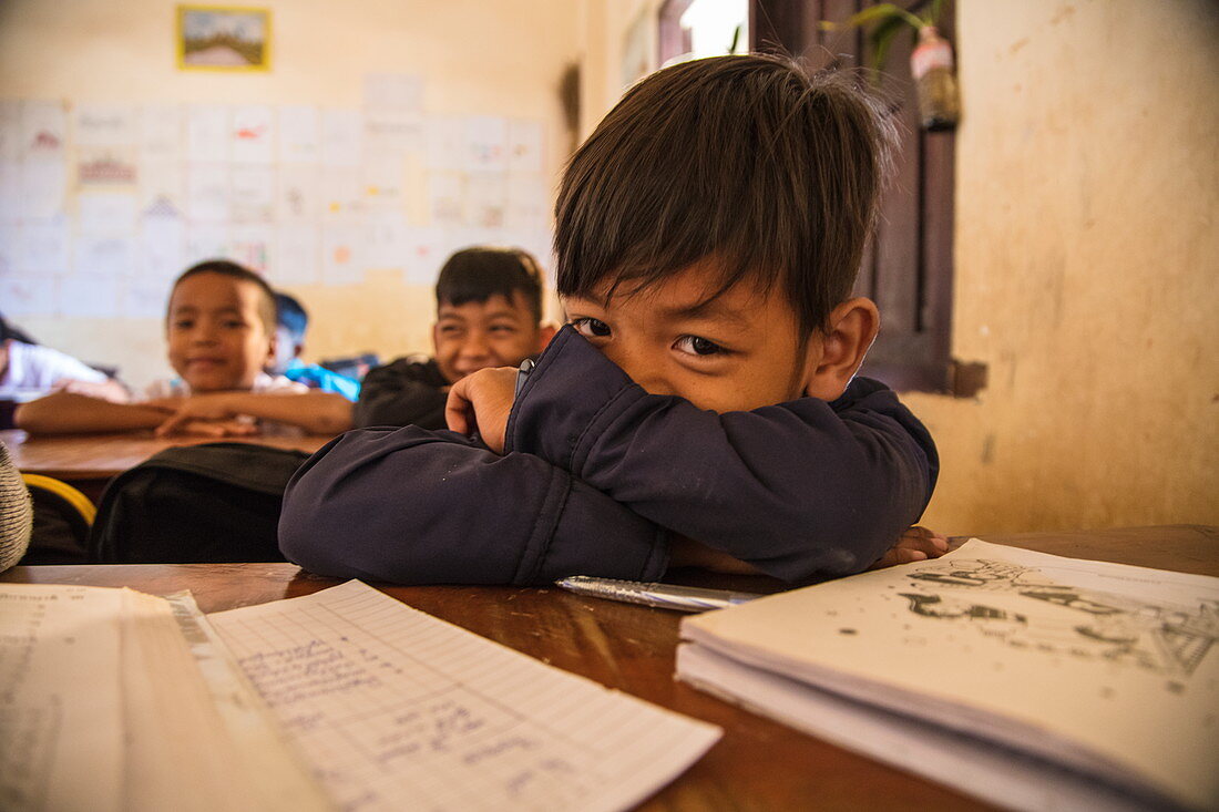 Junge Kinder im Klassenzimmer der Dorfschule, Insel Oknha Tey, Fluss Mekong, nahe Phnom Penh, Kambodscha, Asien