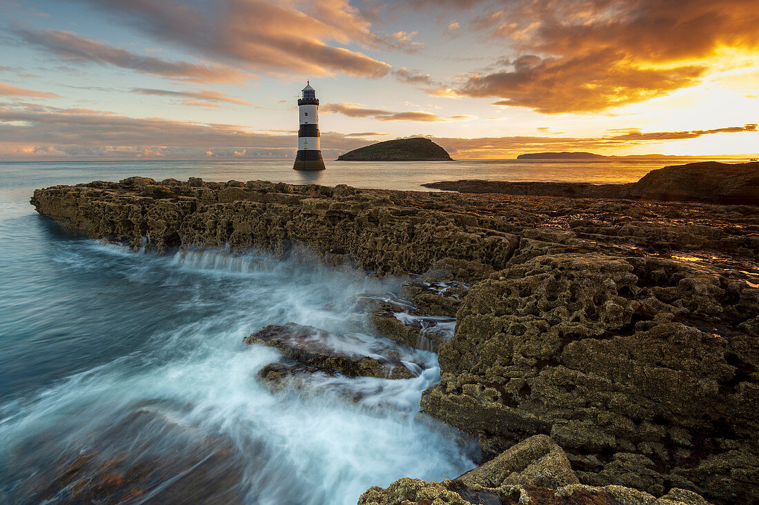 Leuchtturm von Penmon Point, Anglesey, Nordwales, Vereinigtes Königreich, Europa
