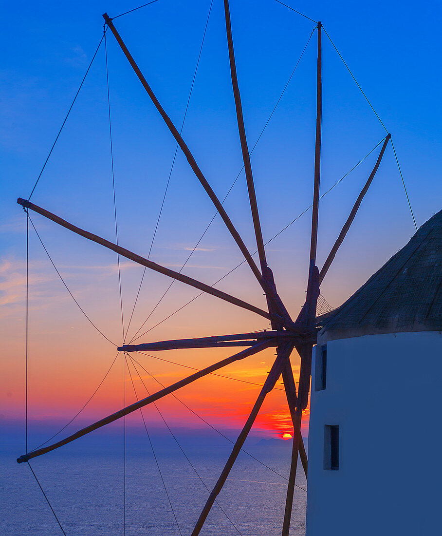 Windmühle bei Sonnenuntergang, Oia, Santorini, Kykladen, griechische Inseln, Griechenland, Europa